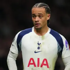 Piłkarz Tottenhamu z charakterystyczną fryzurą, w białej koszulce z logo AIA. Czy to zapowiedź kolejnych udanych tottenham transfery?