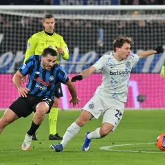 Piłkarze Interu i Atalanty walczą o piłkę. Sędzia obserwuje akcję. Mecz ważny dla rankingów Inter Mediolan – Atalanta.