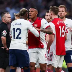 Piłkarze Arsenalu i Tottenhamu w gorącej dyskusji z sędzią. To właśnie jest esencja derbów, co to za emocje!