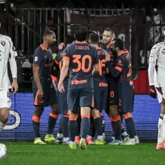 Piłkarze Interu Mediolan świętują bramkę, podczas gdy zawodnicy Torino FC patrzą zrezygnowani.