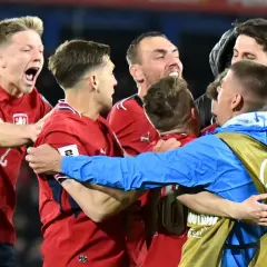 Piłkarze Czech świętują zwycięstwo, radość na twarzach.