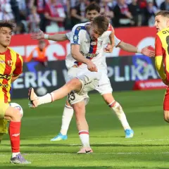 Piłkarze Górnika Zabrze i Korony Kielce walczą o piłkę na boisku. Emocjonujący mecz, który wpłynie na rankingi.