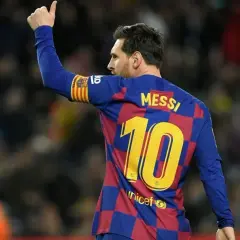 Piłkarz Leo Messi w koszulce FC Barcelony z numerem 10, z uniesionym kciukiem. Ile goli ma Messi? Tego dnia pewnie strzelił kolejnego!