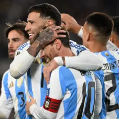 Piłkarze Argentyny świętują zwycięstwo nad Włochami. Messi i koledzy w biało-błękitnych koszulkach cieszą się z sukcesu.
