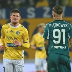 Piłkarze na boisku podczas meczu na Arena Lublin dzisiaj. Jeden w żółtej koszulce, drugi w zielonej z numerem 91.