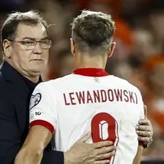 Trener obejmuje Roberta Lewandowskiego po meczu. To symboliczne wsparcie dla kapitana, który zawsze jest gotowy na powołania do kadry.