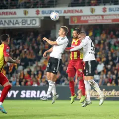 Piłkarze walczą o piłkę w powietrzu. Emocje na boisku, jak podczas ważnych ekstraklasa transfery.