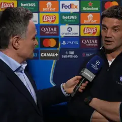 Trener Interu udziela wywiadu po meczu. Mężczyzna w garniturze trzyma mikrofon Canal+.