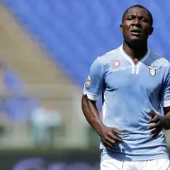 Piłkarz z Rzymu, w jasnoniebieskiej koszulce z herbem Lazio, skupiony na boisku.