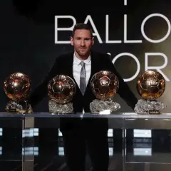Lionel Messi z dumą prezentuje swoje liczne złote piłki. Ile złotych piłek ma Messi? Aż siedem!