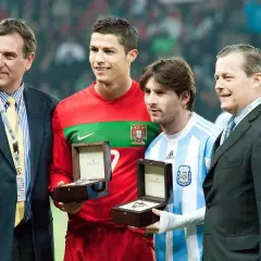 Ronaldo i Messi, dwaj giganci futbolu, odbierają nagrody. Ile goli ma Messi, a ile Ronaldo? To pytanie, które nurtuje fanów.