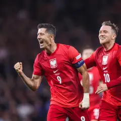 Dwóch radośnie świętujących byli piłkarze reprezentacji Polski w czerwonych strojach. Lewandowski z numerem 9 i Zieliński z numerem 10.