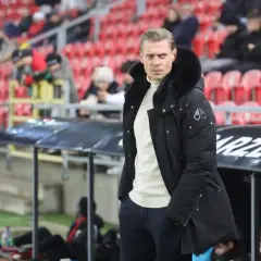 Trener GKS Tychy w zimowej kurtce, z uwagą obserwuje boisko. Czy to zapowiedź udanych gks tychy transfery?