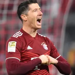 Robert Lewandowski w bordowej koszulce Bayernu świętuje bramkę. Jego okrzyk radości to prawdziwa cieszynka dla kibiców!