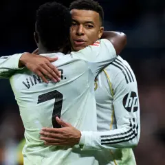 Dwóch piłkarzy Realu Madryt, Vinicius Jr. i Kylian Mbappé, przytulają się. Spekulacje o real madryt transfery trwają.