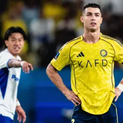 Cristiano Ronaldo w żółtej koszulce Al Nassr, zapatrzony w dal. Obok niego zawodnik w białej koszulce. To obrazek z życia ligi arabskiej, tabela wyników pewnie zaraz się pojawi.