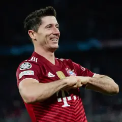 Robert Lewandowski, jeden z najlepszych króli strzelców Bundesligi, świętuje bramkę w czerwonej koszulce Bayernu Monachium.
