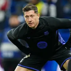 Robert Lewandowski w stroju FC Barcelona, symbolizujący udane fc barcelona transfery.