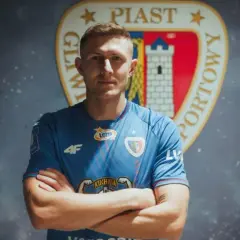Piast Gliwice ogłasza nowe piast gliwice transfery. Młody piłkarz w niebieskiej koszulce z herbem klubu.