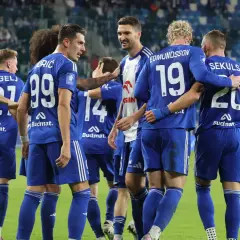 Piłkarze w niebieskich strojach świętują zwycięstwo. Widać numery 4, 99, 19, 20. To może być ważny mecz dla rankingów Bruk-Bet Termalica – Wisła Płock.