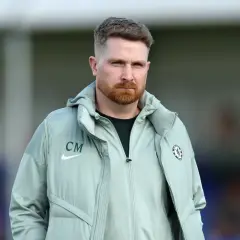 Mężczyzna z rudą brodą, w jasnej kurtce z herbem Chelsea i inicjałami CM, to trener Chelsea.