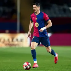 Robert Lewandowski, znany jako pichichi, w barwach Barcelony prowadzi piłkę na boisku.