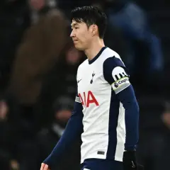 Son, kapitan Tottenhamu, w białej koszulce z granatowymi rękawami, gdzie gra Son.