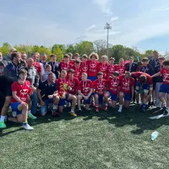 Drużyna w czerwonych koszulkach świętuje zwycięstwo z pucharem. Czy to oni mają najwięcej mistrzostw Polski?