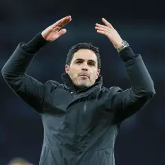 Trener Arsenalu, Mikel Arteta, z uniesionymi rękami, dziękuje kibicom po meczu.