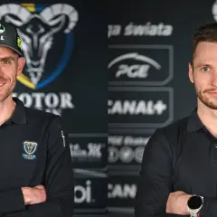 Dwóch mężczyzn w czarnych koszulkach z logo Motor Lublin. Prawdopodobnie nowi zawodnicy lub pracownicy klubu, zapowiadający transfery.