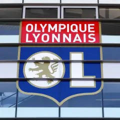 Herb Olympique Lyonnais na fasadzie stadionu. Składy: Olympique Lyon – OGC Nice.