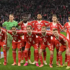 Drużyna Bayernu Monachium w czerwonych strojach, gotowa do gry. Fani spekulują o przyszłych bayern monachium transfery.