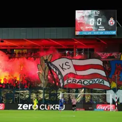Oprawa meczowa najstarszego klubu piłkarskiego w Polsce. Kibice Cracovii odpalili race, tworząc czerwony dym i transparenty.