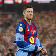 Robert Lewandowski, jeden z najlepiej zarabiających piłkarzy, w koszulce FC Barcelony na tle rozmazanych trybun.
