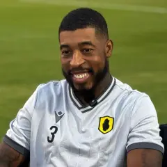 Uśmiechnięty piłkarz Kimpembe w jasnej koszulce z numerem 3 i herbem drużyny.