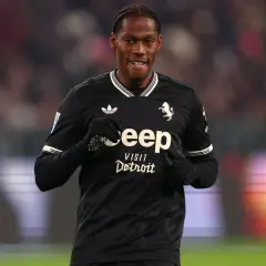 Piłkarz Juventusu w czarnej koszulce z logo Jeep i napisem "Visit Detroit" podczas meczu Juventus – Sassuolo.