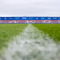 Pusta trybuna stadionu Rakowa Częstochowa, gdzie Michał Świerczewski majątek zainwestował w rozwój klubu.