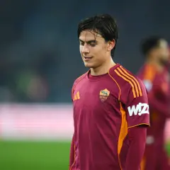 Piłkarz AS Roma w bordowej koszulce z pomarańczowymi pasami, gotowy do meczu składy: as roma – atalanta.