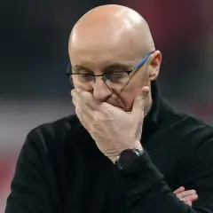 Nowy trener Widzewa w zamyśleniu.