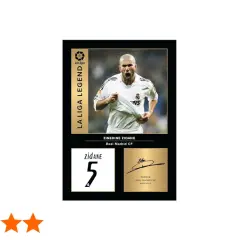 Zinedine Zidane, jedna z legend Realu Madryt, na karcie La Liga Legend. Widoczny numer 5 i podpis.