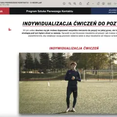 Młody piłkarz na boisku, gotowy do treningu. Wideo omawia indywidualizację ćwiczeń, by poprawić drybling i pewność siebie na boisku.