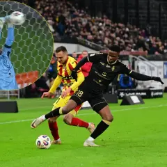 Intensywny przebieg: Pogoń Szczecin – Korona Kielce. Piłkarze walczą o piłkę, a bramkarz łapie strzał.