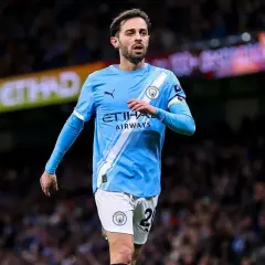 Bernardo Silva w błękitnej koszulce Manchesteru City, gotowy na kolejne mecze. Fani spekulują o przyszłości zawodnika i kolejnych manchester city transfery.