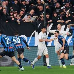 Piłkarze Atalanty cieszą się po golu w meczu z Napoli. Kibice na trybunach szaleją z radości.