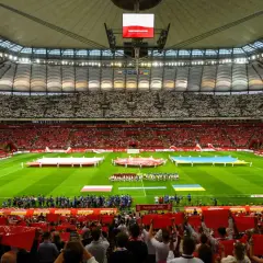 Stadion Narodowy, gdzie mieści się ponad 58 tysięcy widzów, wypełniony po brzegi kibicami.