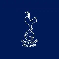 Herb Tottenham Hotspur z kogutem i piłką. To symbol, który zna każdy fan, gdy myśli o tottenham składzie.