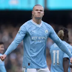 Erling Haaland, najdroższy piłkarz świata, w błękitnej koszulce Manchesteru City, świętuje bramkę.