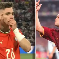 Dwóch piłkarzy Portugalii w czerwonych strojach. Jeden z nich, młodszy, z numerem 26, gestykuluje, przypominając o golu. Obok starszy, z numerem 11, w stylu Conceição.