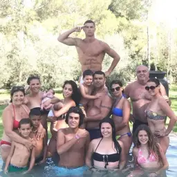 Ronaldo z rodziną w basenie. Widać, ile dzieci ma Ronaldo, w tym niemowlęta i starsze dzieci.