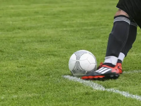 Zarobki piłkarzy Ekstraklasy: Kto jest milionerem, a kto na dorobku?